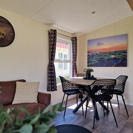 Cozy With Spacious Garden On A
